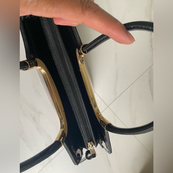 Woman’s Faux Patent Leather Poppy & Butterfly Print Black Tote Handbag - Picture 7 of 16